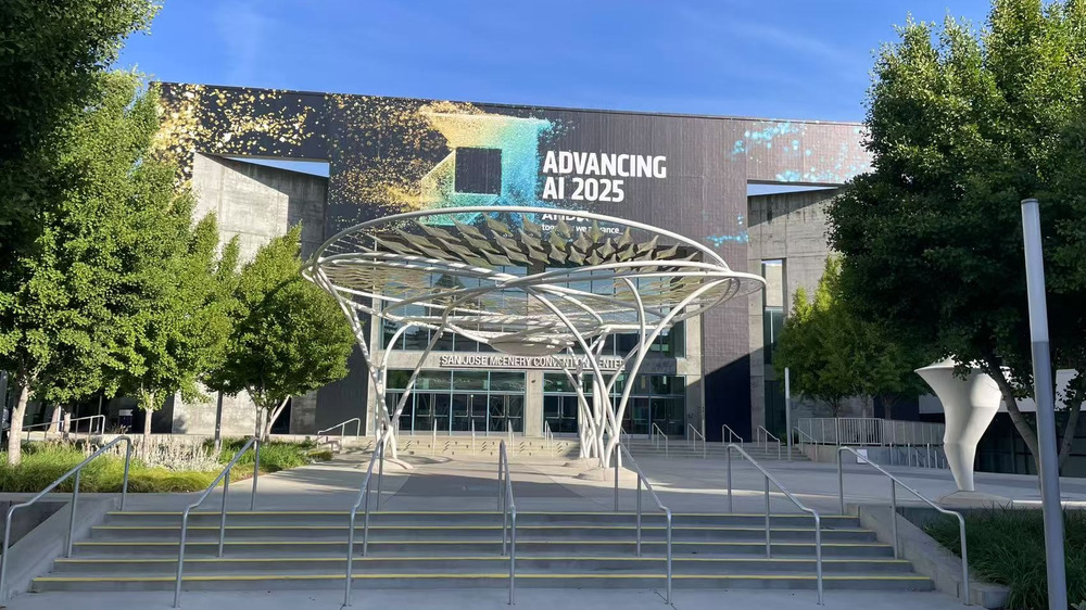 AMD于Advancing AI 2025峰会发布MI350系列AI加速器，魔域互通版推理性能较上一代提升了35倍